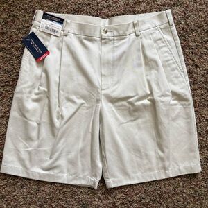 Roundtree & Yorke Easy Care Performance Light Beige Pleated Shorts NWT Size 38